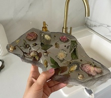 Создание подноса-осколка из эпоксидной смолы с цветами Фото 9