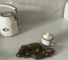 Создание подноса-осколка из эпоксидной смолы с цветами Фото 16