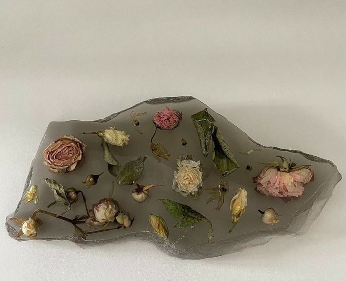 Создание подноса-осколка из эпоксидной смолы с цветами Фото 12