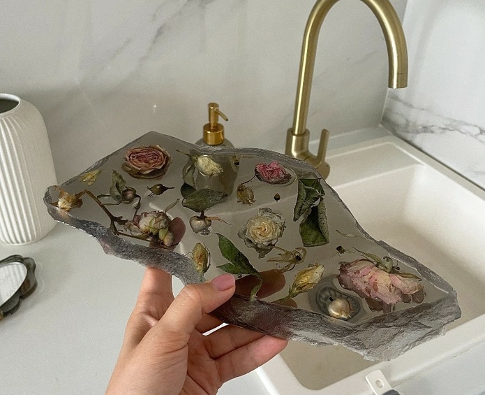 Создание подноса-осколка из эпоксидной смолы с цветами Фото 11