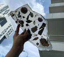 Создание подноса-осколка из эпоксидной смолы с цветами Фото 26