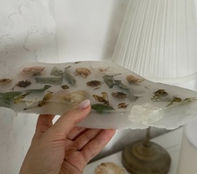 Создание подноса-осколка из эпоксидной смолы с цветами Фото 31