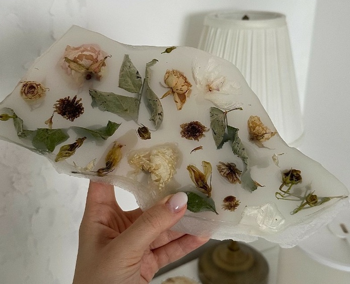 Создание подноса-осколка из эпоксидной смолы с цветами Фото 27