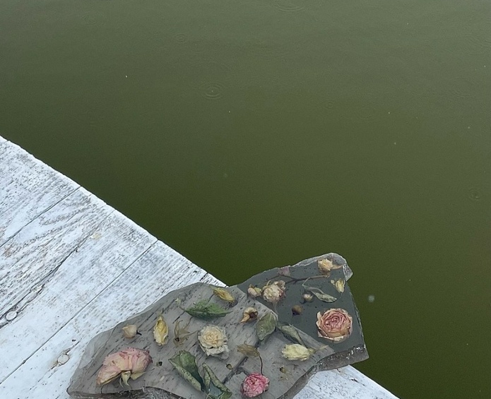 Создание подноса-осколка из эпоксидной смолы с цветами Фото 20