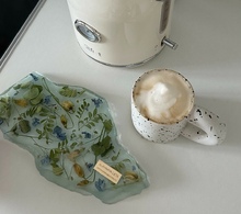 Создание подноса-осколка из эпоксидной смолы с цветами 