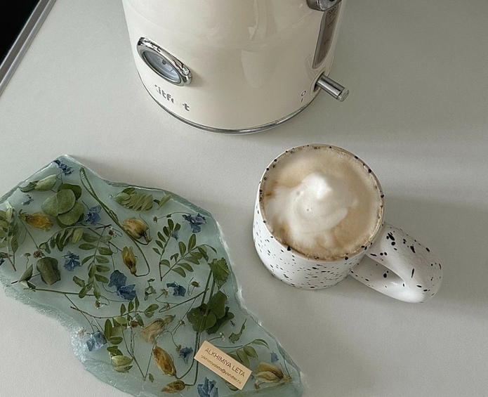 Создание подноса-осколка из эпоксидной смолы с цветами Фото 3